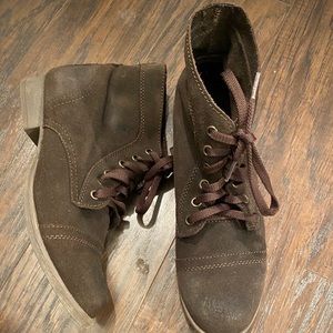 Browne suede boots